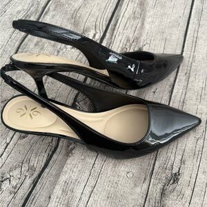 Nine West sling back pumps in black color. Size 8. Excellent condition! Like new